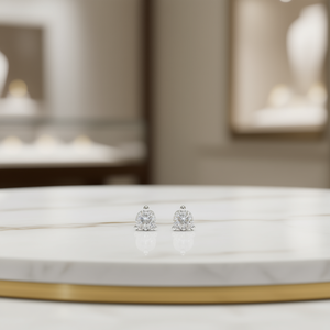 Orecchini a lobo in oro bianco con diamanti taglio brillante rotondo, montatura a griffe, gioielli classici da donna per fidanzamento - Product Image 2