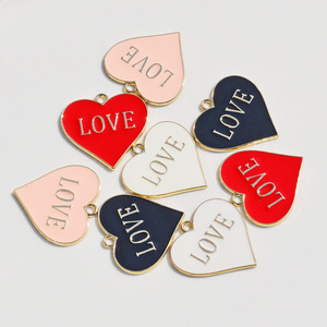 Colgantes de aleación con forma de corazón y letras de amor, en rosa, rojo, negro y blanco, de aleación de zinc, accesorio de joyería DIY para pendientes, llaveros, regalo unisex - Product Image 1