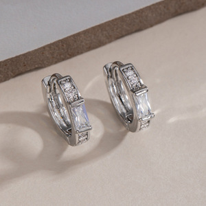 Pendientes de Zirconia Redondos Chapados en Oro con Incrustaciones, Pendientes de Moda para Mujer, Joyería de Regalo - Product Image 3