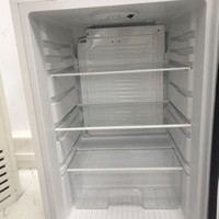 Mini-réfrigérateur portable rétro Kubigel 128L avec porte en mousse, refroidissement par air, intérieur LED, température unique intelligente et verrouillage de la porte