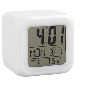 Vente en gros Réveil numérique à changement de couleur à 7 couleurs Led Squid Sunrise Chargeur sans fil Jeux Enfants Miroir en bois Fille sexy Rétro Réveil Personnalisé - Product Image 1