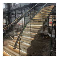Escaliers en acier et bois modernes et durables sur mesure avec marches en bois massif et balustrade en verre trempé pour une utilisation en intérieur, hôtels, appartements
