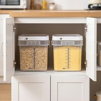 Seau en plastique transparent multi-capacités avec couvercle et poignée, idéal pour le stockage alimentaire et l'emballage en cuisine
