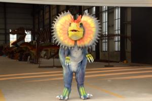 Costume de dinosaure réaliste en peau de Dilophosaurus de 4,5 mètres, portable, pour utilisation en intérieur/extérieur, idéal pour les centres commerciaux, les parcs d'attractions et les spectacles. - Product Image 4