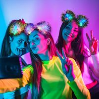 Serre-tête Lumineux à Oreilles de Chat en Guirlande Scintillante avec Pompons pour Noël, Pâques et Remise de Diplôme