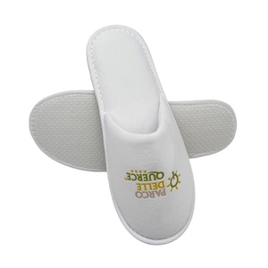 Chaussons d'hôtel de luxe personnalisés avec logo, en velours, doux et confortables, semelle antidérapante en EVA, bout fermé, pour spa, couple, rouge et blanc - Product Image 5