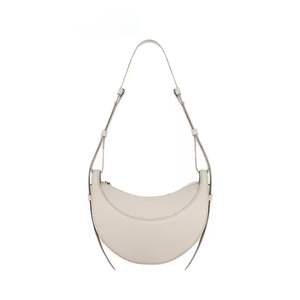 กระเป๋าหนังแท้ดีไซน์เนอร์สำหรับผู้หญิง หรูหรา สง่างาม ทรงพระจันทร์เสี้ยว สะพายไหล่ สะพายข้าง หรือถือแบบ Saddle - Product Image 4