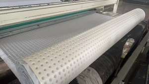 Tabla de drenaje de plástico de alto flujo con canales para paisajismo y drenaje trasero de muros de contención - Product Image 2