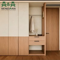 Armoire de chambre pleine hauteur sans poignées avec zone de suspension ouverte, tiroirs en chêne, rangement bas et table de chevet flottante intégrée