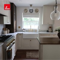 Armoires de cuisine en bois massif de style Shaker, peintes en crème, de la marque Alland Luxury Modern Farmhouse, avec poignées en laiton, pour villa.