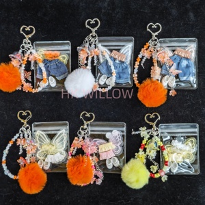 Costume de Noël personnalisé, accessoires mignons pour poupées, porte-clés multicolores pour la décoration de poupées, vente en gros - Product Image 4