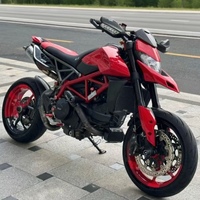 Moto Ducati Hypermotard 950 haute performance avec moteur essence L-Twin de 937 cm³ refroidi par eau pour la conduite en ville et sur autoroute
