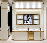 Vitrine à bijoux élégante et incurvée avec éclairage LED, personnalisable, en verre blanc doré de luxe pour les magasins de bijoux et de montres