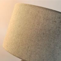 Lampe de table contemporaine au design moderne avec abat-jour en tissu, base en travertin jaune naturel rétro