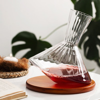 Vente en gros de carafe à vin rotative en cristal soufflé à la main personnalisée carafe à vin 1000ml avec plateau en bois pour fête à la maison