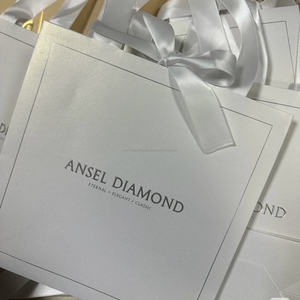 Sac en papier personnalisé de luxe gaufré en argent avec poignée en ruban emballage de logo pour les cosmétiques pour la promotion et le shopping - Product Image 1