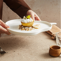 Assiette à dessert en porcelaine esthétique en forme de poire, créative et minimaliste, motif silhouette de fruit, en céramique écologique brillante, pour snacks, salades et fêtes