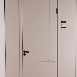 Puerta Interior Minimalista de Acero con Aislamiento Acústico, Apertura Lateral, Superficie Acabada - Product Image 1