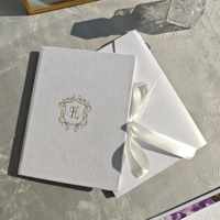 Porte-invitation de mariage personnalisé en velours blanc de luxe avec monogramme en feuille d'or, format pour cartes d'invitation 5x7