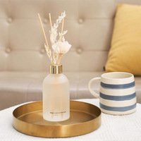 Diffuseur de parfum d'ambiance en verre dépoli blanc mat 200 ml avec logo personnalisé, bouchon doré et bâtonnets en rotin à fleurs séchées naturelles