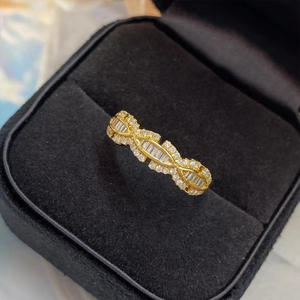 Anello Q710 Infinity Diamond Eternity Band in oro massiccio 18 carati con taglio baguette e incastonatura a canale, gioiello raffinato da donna per fidanzamento. - Product Image 1