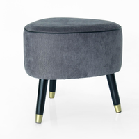 Pouf triangulaire recouvert de tissu d'ameublement avec pieds en bois en KD