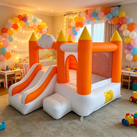 Château gonflable avec toboggan, orange et blanc, pour enfants, idéal pour les fêtes, location, intérieur et extérieur.