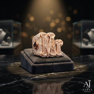 AARVA JEWELS แหวนค็อกเทลตัวอักษร M ชุบทองคำสีกุหลาบประดับเพชรโมอิสซาไนต์ หรูหราสำหรับทุกเพศ เหมาะสำหรับงานหมั้น งานครบรอบ และงานปาร์ตี้ - Product Image 1