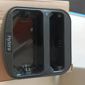 Chargeur double poche Hytera CH20L15 5V/2A DC QC2.0 pour caméra corporelle Hytera VM780 - Charge simultanée d'une caméra et d'une batterie - Product Image 2