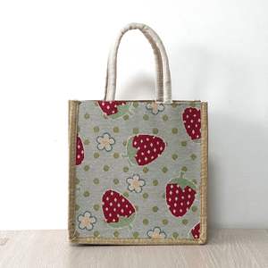 Bolso de mano de lino de alta gama para mujer, con estampado de fresas y lunares, forma cuadrada, cierre de cremallera - Estilo Instagram para exteriores - Product Image 1