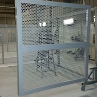 Maille perforée en acier inoxydable et aluminium, revêtement poudré, pour la décoration intérieure d'hôtels, bureaux, bâtiments scolaires et autres espaces.