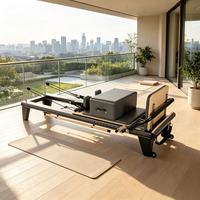 Reformer de Pilates noir en aluminium moulé sous pression avec système de poulies silencieuses et lit de base pour usage en studio et en salle de sport