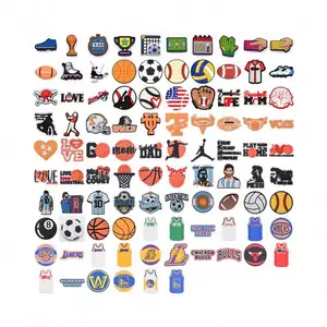 2023 nouvel arrivage en gros PVC sabot personnalisé football basket-ball football sport équipe logo chaussure Croc breloques