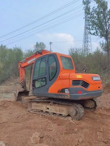 Excavatrice Doosan DX80 de couleur orange, engin de construction lourd sur chenilles, équipement d'occasion, 5750 kg, 0-2000 heures - Product Image 1