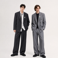 Ensemble de costume blazer croisé oversize pour homme avec pantalon plissé à jambe large, revers pointus, noir et gris, style streetwear formel personnalisé