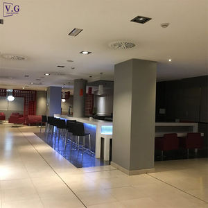 كاونتر استقبال مخصص بتصميم عصري من مادة الكوريان الجديدة مع 10 مقاعد لردهة الفندق والصالة - Product Image 6