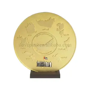 UAE-accesorio de trofeo en forma redonda de metal, chapado en oro, material de base de madera, es de aleación de zinc para Decoración