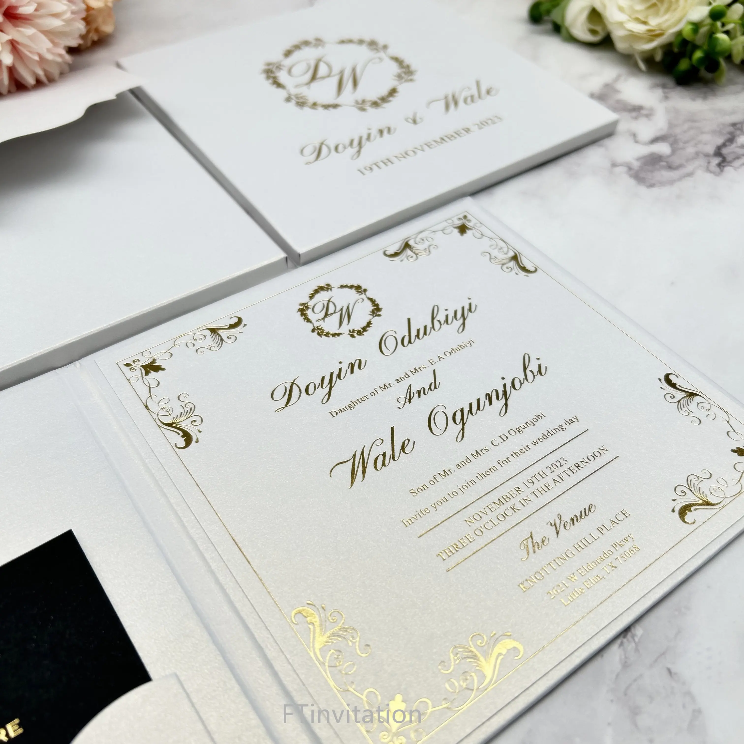 Traje de tarjeta de invitación de boda de tapa dura de lámina de oro blanco perla de muestra gratis con tarjeta RSVP