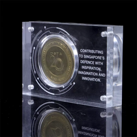 Boîte de rangement et d'exposition pour pièces commémoratives en acrylique magnétique transparent, robuste et au design rétro personnalisé, vendue par le fabricant.