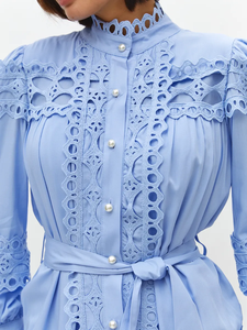 Vestito <span class=keywords><strong>Midi</strong></span> <span class=keywords><strong>Elegante</strong></span> da <span class=keywords><strong>Donna</strong></span> Blu Chiaro con Pizzo Intagliato, Collo Alto, Maniche Lunghe, Bottoni di Perle e Cintura Annodabile - Collezione Hot Sale - Product Image 3