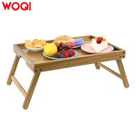 WOQI Plateau de rangement écologique en bambou avec pieds pliants, parfait pour une utilisation avec un ordinateur portable dans le salon.