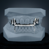 Grillz personnalisés en forme de crocs de vampire avec barre en moissanite |   Grillz dentaire plaqué or 18 carats style Hip Hop, certifié IGI, avec dents en or blanc glacé