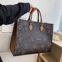 Sac à main en PU grande capacité pour femme toutes saisons, pochette matelassée tendance, forme carrée, avec bandoulière décorative et fermeture éclair