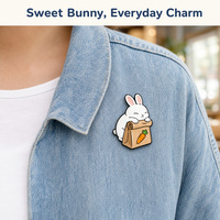 Broche émaillée personnalisée en forme de lapin blanc mignon kawaii et de carotte, finition nickel noir, vente en gros, OEM, ODM, marque privée