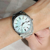 Montre à quartz pour femme, personnalisable avec logo OEM/ODM, cadran en nacre, boîtier en acrylique de luxe 44 mm, bracelet en acier inoxydable 22 mm