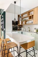 Ensemble de meubles de cuisine complets de style moderne, design de cuisine moderne, armoires de cuisine modulaires avec façade en verre et éclairage LED