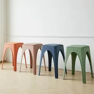 Tabouret en plastique coloré pour enfants, idéal pour le jeu et le divertissement - Product Image 2