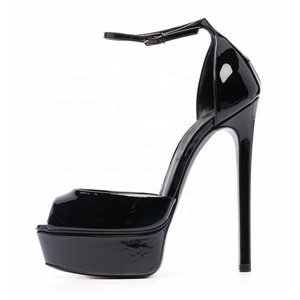 Eleganti Sandali <span class=keywords><strong>da</strong></span> Festa con Tacco Alto e Plateau, in Pelle Verniciata Nera, Punta Aperta e Cinturino alla Caviglia per Donne - Product Image 1