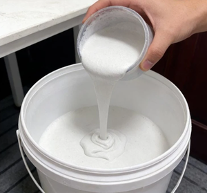 Peinture liquide PU imperméable pour l'extérieur, résistante aux UV, anti-fissures, durcissante à l'humidité, revêtement de réparation pour toitures et murs en polyuréthane - Product Image 1