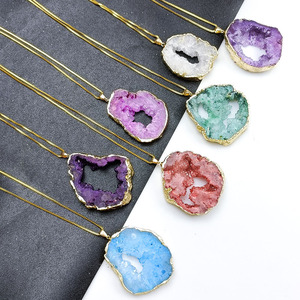 Colgante de Ágata Natural en Bruto con Borde Dorado Electrochapado, Diseño Irregular y Colorido, Tipo Geoda/Cueva - Product Image 2